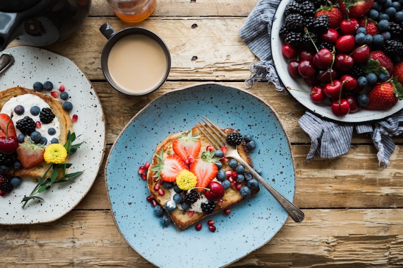 Colazione con avena, yogurt e pane integrale