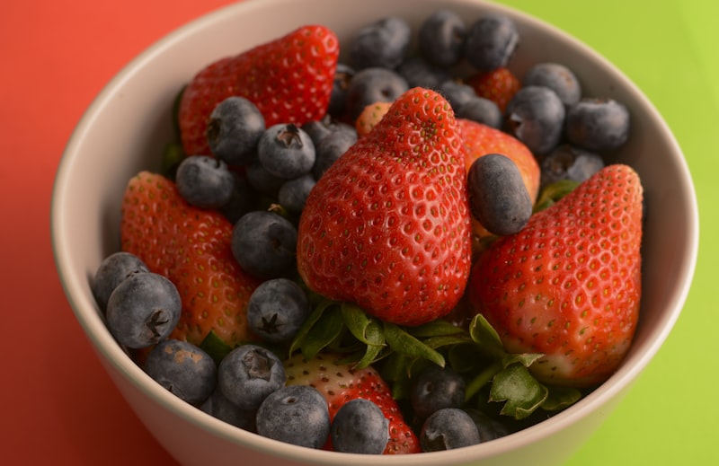 Fragole, mirtilli e frutta colorata