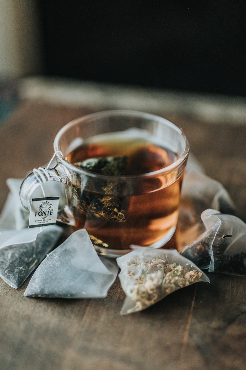 Tè verde, zenzero e tisane alle erbe